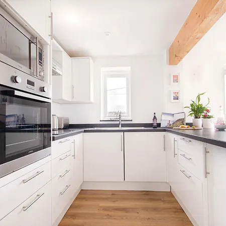 Apartment One Bed Spectacular Ocean Views, Walk To The