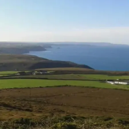 One Bed Spectacular Ocean Views, Walk To The
