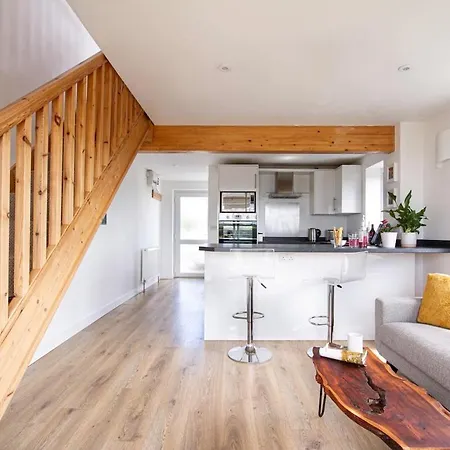 Apartment One Bed Spectacular Ocean Views, Walk To The