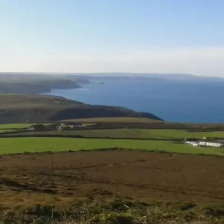 One Bed Spectacular Ocean Views, Walk To The