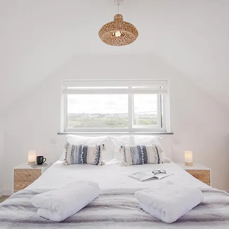 One Bed Spectacular Ocean Views, Walk To The Truro