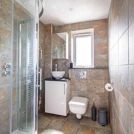 One Bed Spectacular Ocean Views, Walk To The